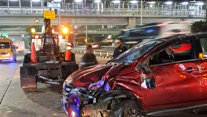 Mobil Tabrak Pembatas Busway di Slipi Jakbar hingga Ringsek