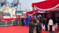 Presiden Joko Widodo (Jokowi) menerima brevet kehormatan Hiu Kencana yang diserahkan langsung Panglima TNI Jenderal Agus Subiyanto