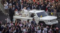 Doa umat berbagai daerah Indonesia dilantunkan pada misa Paus di GBK