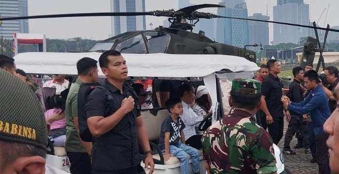 Jokowi Ajak Jan Ethes dan La Lembah ke Pameran Alutsista TNI di Monas