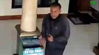 Viral Terekam CCTV, Maling Mindik-mindik Congkel Kotak Amal di Musala Tangsel, Curi Rp 4,4 Juta