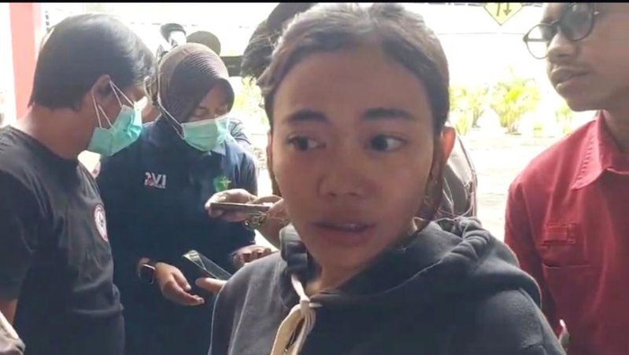 Sepupu terduga korban mengambang di Kali Bekasi, Dwi Septiani saat ditemui di RS Polri Kramatjati, Jakarta