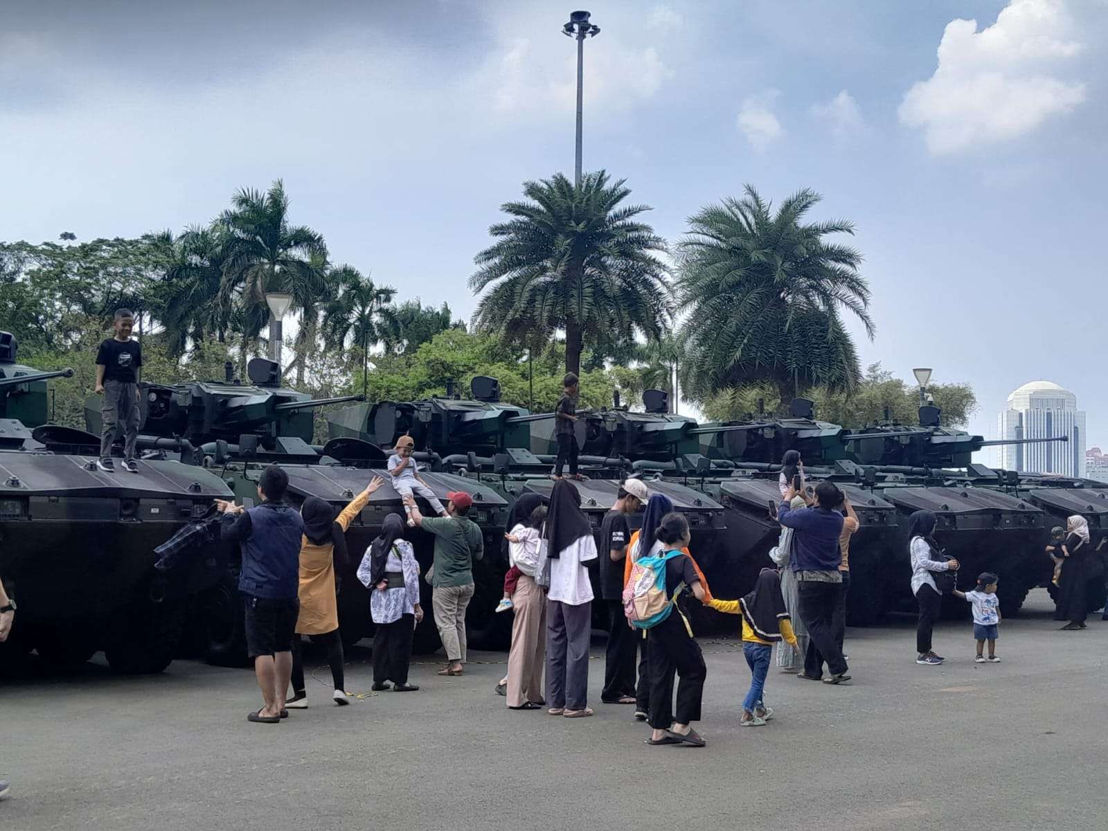 Masyarakat Antusias Lihat Pameran Kendaraan Taktis TNI