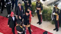 1729392555753_upload_0b50abf6ea2d7b4803370737565f6b11 Gibran berbalut jas dan pakai kopiah hitam tiba di Gedung Nusantara