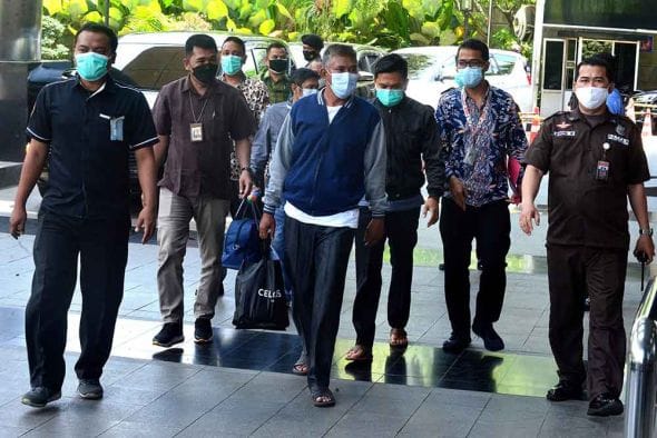 Empat dari enam orang pihak dikawal petugas untuk menjalani pemeriksaan penyidik saat tiba di Gedung Komisi Pemberantasan Korupsi (KPK)