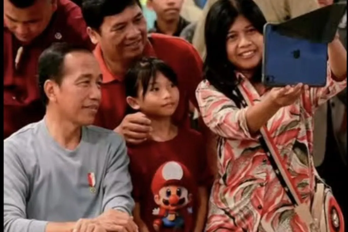 Jokowi transit di Kupang dan pesan mi pedas kekinian sambil sapa warga