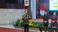 Menteri Kependudukan dan Pembangunan Keluarga Wihaji (depan kiri) ditemui media di Gedung BKKBN, Jakarta