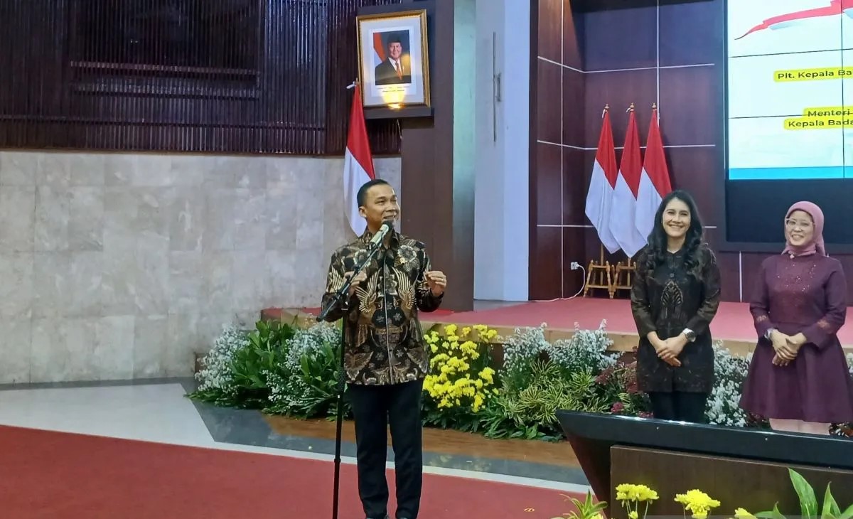 Menteri Kependudukan dan Pembangunan Keluarga Wihaji (depan kiri) ditemui media di Gedung BKKBN, Jakarta