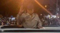 20241024183608-img-0804 Presiden Prabowo sapa warga dari dalam Kendraan Maung saat tiba di Akmil