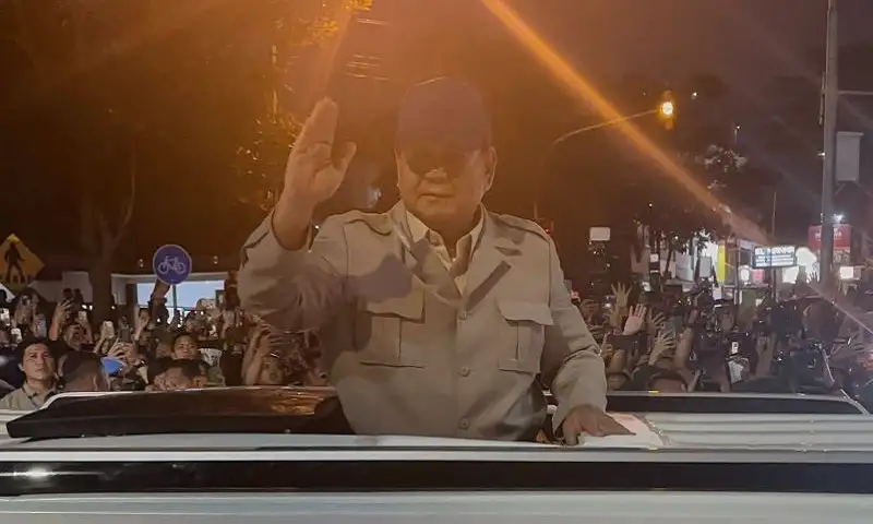 Presiden Prabowo sapa warga dari dalam Kendraan Maung saat tiba di Akmil