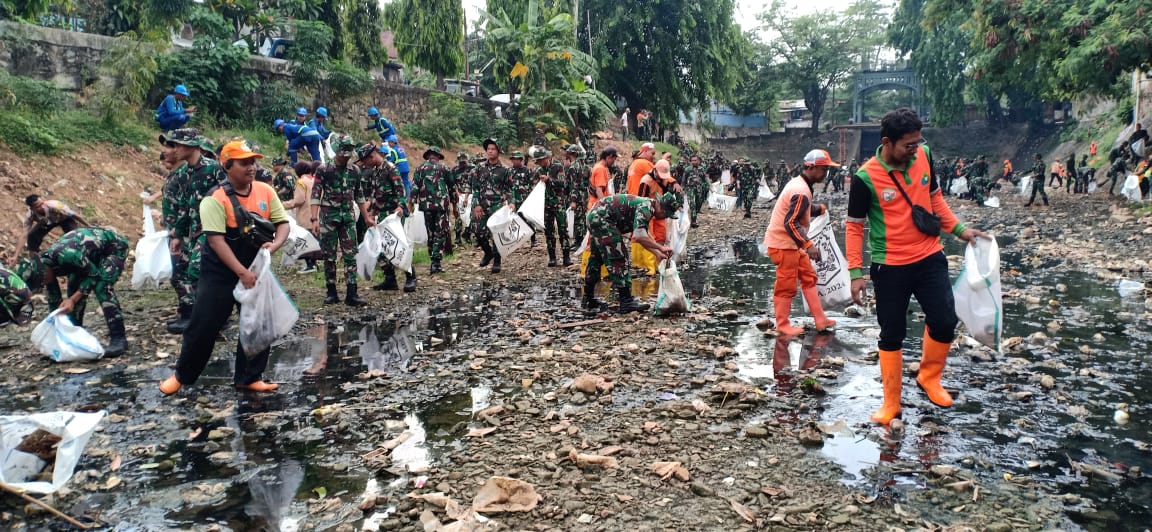 TNI jaring 6 ribu ton sampah dalam program Ciliwung Bening