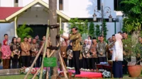 Jokowi-Iriana tanam pulai dan flamboyan di istana jelang purnatugas