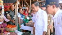 Jokowi-Pasar-Alor.jpeg Jokowi kunjungi pasar di Alor pastikan harga sembako tetap terjangkau
