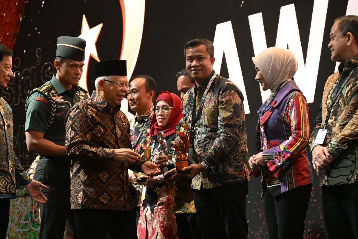 Wapres Ma'ruf Amin serahkan SDGs Action Awards 2024 kepada pemangku kepentingan
