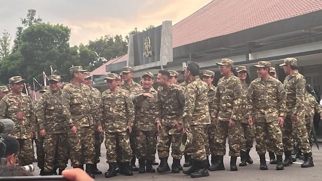 Anggota Kabinet Kompak Pakai Seragam Komcad Ikuti Parade Senja di Akmil