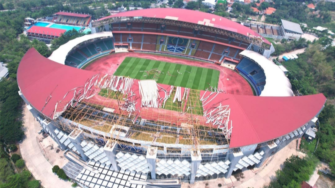 Kerugian atap Stadion Wibawa Mukti Roboh akibat Angin Puting Beliung Capai Rp8 miliar