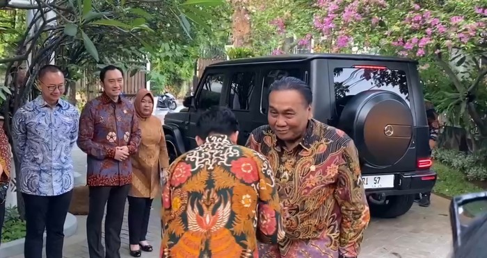 Bambang Pacul Bisikkan Sesuatu ke Gibran Rakabuming Raka