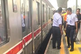 Wanita Diduga Loncat dari Peron hingga Tertabrak KRL di Stasiun Depok Baru