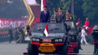 jokowi-dan-prabowo-dok-youtube-setpres_169 Inilah Momen Jokowi Bareng Prabowo Naik Maung Cek Pasukan di Mako Brimob