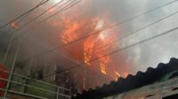 Kebakaran di Jembatan Besi Jakbar Hanguskan Kontrakan 100 Pintu, Kerugian Rp 2,3 M