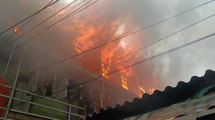 Kebakaran di Jembatan Besi Jakbar Hanguskan Kontrakan 100 Pintu, Kerugian Rp 2,3 M