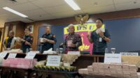 kejagung-pamer-barang-bukti-uang-hasil-geledah-kediaman-eks-pejabat-ma-ondangdetikcom_169 Beginilah Kronologi Kejagung Temukan Hampir Rp 1 T-Emas 51 Kg Milik Zarof Ricar Eks Pejabat MA