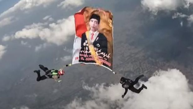 Penerjun Payung Polri Kibarkan Potret Raksasa Jokowi dan Prabowo di Langit