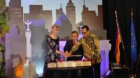 Keterangan foto: Duta Besar Jerman untuk RI, Ina Lepel, Wakil Menteri Lingkungan Hidup dan Kehutanan Indonesia, Alue Dohong dan Menteri Perhubungan Budi Karya Sumadi. Keterangan foto: Duta Besar Jerman untuk RI, Ina Lepel, Wakil Menteri Lingkungan Hidup dan Kehutanan Indonesia, Alue Dohong dan Menteri Perhubungan Budi Karya Sumadi.