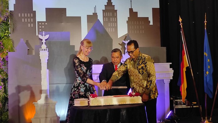 Keterangan foto: Duta Besar Jerman untuk RI, Ina Lepel, Wakil Menteri Lingkungan Hidup dan Kehutanan Indonesia, Alue Dohong dan Menteri Perhubungan Budi Karya Sumadi.