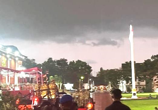 Momen Prabowo-Para Menko Cek Pasukan Parade Senja Akmil di Tengah Hujan