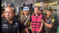 Tom Lembong ditangkap Kejaksaan dengan tangan di Borgol dan pakai Rompi Tahanan Kejagung