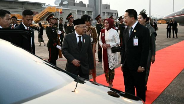 Wapres Tiba di Vientiane Jelang KTT ASEAN, Disambut Pejabat Laos-Anak RI