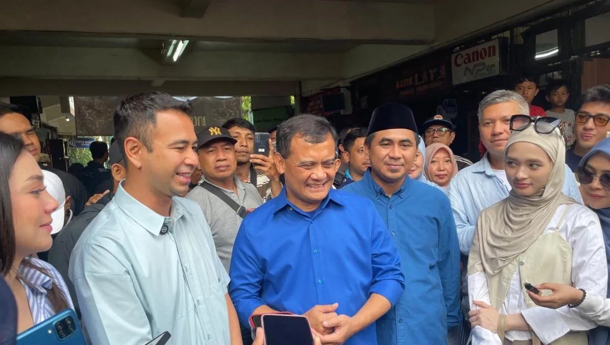 Ahmad Luthfi ajak sejumlah artis muda kelilingi Pasar Triwindu Solo