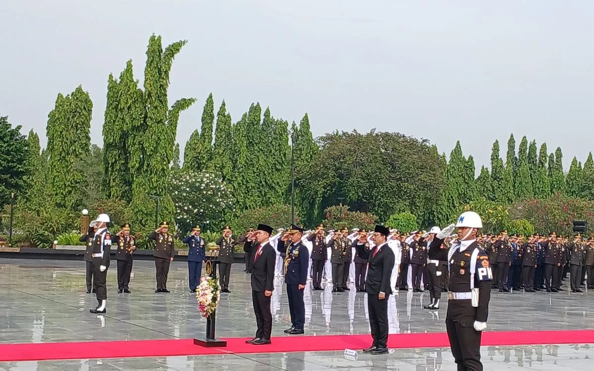 Mensos peringati Hari Pahlawan bersama Wapres di TMP Kalibata