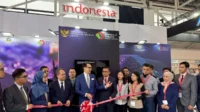 Duta Besar RI untuk Berlin Arif Havas Oegroseno (tengah) saat membuka booth Indonesia, di pameran Electronica 2024, Munich, Jerman