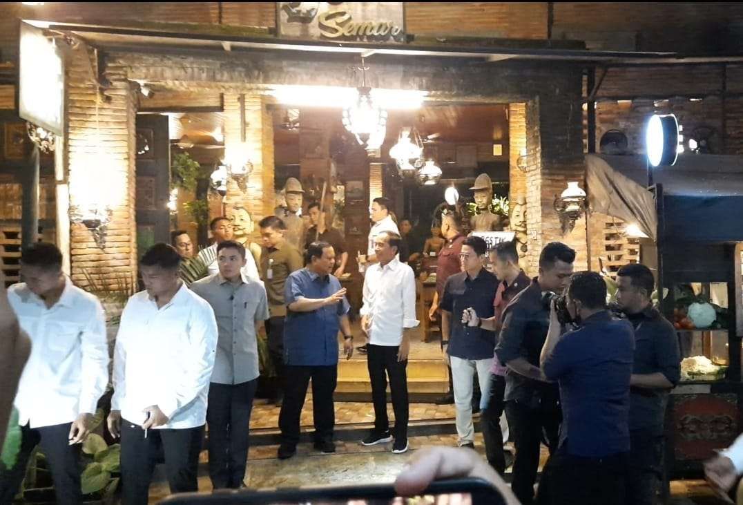 Prabowo Kunjungi Jokowi, Makan Malam di Angkringan Solo