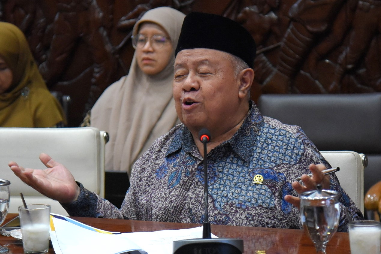 Legislator Minta Kaji Ulang Sistem Zonasi PPDB, Jika Perlu Dihapus Fajarasia.id - Komisi X DPR RI meminta Kementerian Pendidikan Dasar dan Menengah (Kemendikdasmen) untuk mengkaji ulang secara serius sistem Pendaftaran Penerimaan Peserta Didik Baru (PPDB), khususnya jalur zonasi, dengan kemungkinan untuk dihapus. "Komisi X DPR RI meminta agar sistem zonasi benar-benar dikaji, kalau perlu dihapus," ujar Anggota Komisi X DPR RI, Habib Syarief Muhammad, usai pertemuan dengan pemangku kepentingan bidang pendidikan di Kota Bandung, Jawa Barat, Rabu (20/11/2024). Habib Syarief menilai sistem zonasi dalam PPDB lebih banyak membawa kerugian daripada manfaat. "Kekurangannya yang pertama, aparat pendidikan yang terlibat tidak siap. Kedua, potensi kecurangan tidak dapat dihindari, dan itu sudah menjadi rahasia umum. Ketiga, langkah-langkah ceroboh menyebabkan banyak anak pintar masuk sekolah yang kurang bermutu. Bahkan, anak-anak miskin yang pintar sering tertolak hanya karena sistem zonasi ini," ungkapnya. Habib menyampaikan tiga opsi terkait keberlanjutan sistem PPDB berbasis zonasi: pertama, sistem zonasi tetap ada seperti saat ini, meski ada kekurangan; Kedua, sonasi disempurnakan dengan beberapa perubahan; Ketiga, zonasi dihapus sepenuhnya. Ia juga menambahkan, jika zonasi dihapus, pemerintah perlu mempertimbangkan kembali apakah akan menggunakan sistem lama, seperti Ujian Nasional (UN), sebagai alat seleksi. Selain sistem PPDB, Habib Syarief menyoroti implementasi Kurikulum Merdeka. Ia meminta pemerintah menjelaskan alat ukur keberhasilan kurikulum ini kepada masyarakat. "Banyak guru yang merasa keberatan. Dari 100 guru, paling hanya lima yang mendukung Kurikulum Merdeka. Sisanya mengeluh karena gaji kecil, beban administratif tinggi, dan masalah lain. Pemerintah harus mendengarkan keluhan ini," ujar legislator dari Fraksi PKB itu. Habib juga menekankan pentingnya keadilan dalam rencana kenaikan gaji guru. "Kami di Komisi X DPR meminta pemerintah memastikan tidak ada diskriminasi dalam penerapan kenaikan gaji guru. Saat ini, kenaikan hanya berfokus pada ASN, sementara guru swasta dan honorer masih terabaikan," ujarnya. Ia menambahkan bahwa pemerintah sedang mengkaji besaran kenaikan gaji guru, termasuk usulan agar gaji minimum guru menjadi Rp2 juta. Namun, ia mencatat masih ada perbedaan pandangan antara Presiden dan Menteri Pendidikan terkait implementasi kebijakan tersebut. "Kami berharap pemerintah memberikan tambahan gaji Rp2 juta untuk semua guru, baik ASN maupun swasta. Ini adalah kesempatan untuk meningkatkan kesejahteraan guru, yang telah berjasa besar bagi kita semua," pungkas Habib Syarief. ****