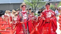 Sejumlah pasangan pengantin baru mengikuti pernikahan massal di Qingdao, Provinsi Shandong, China