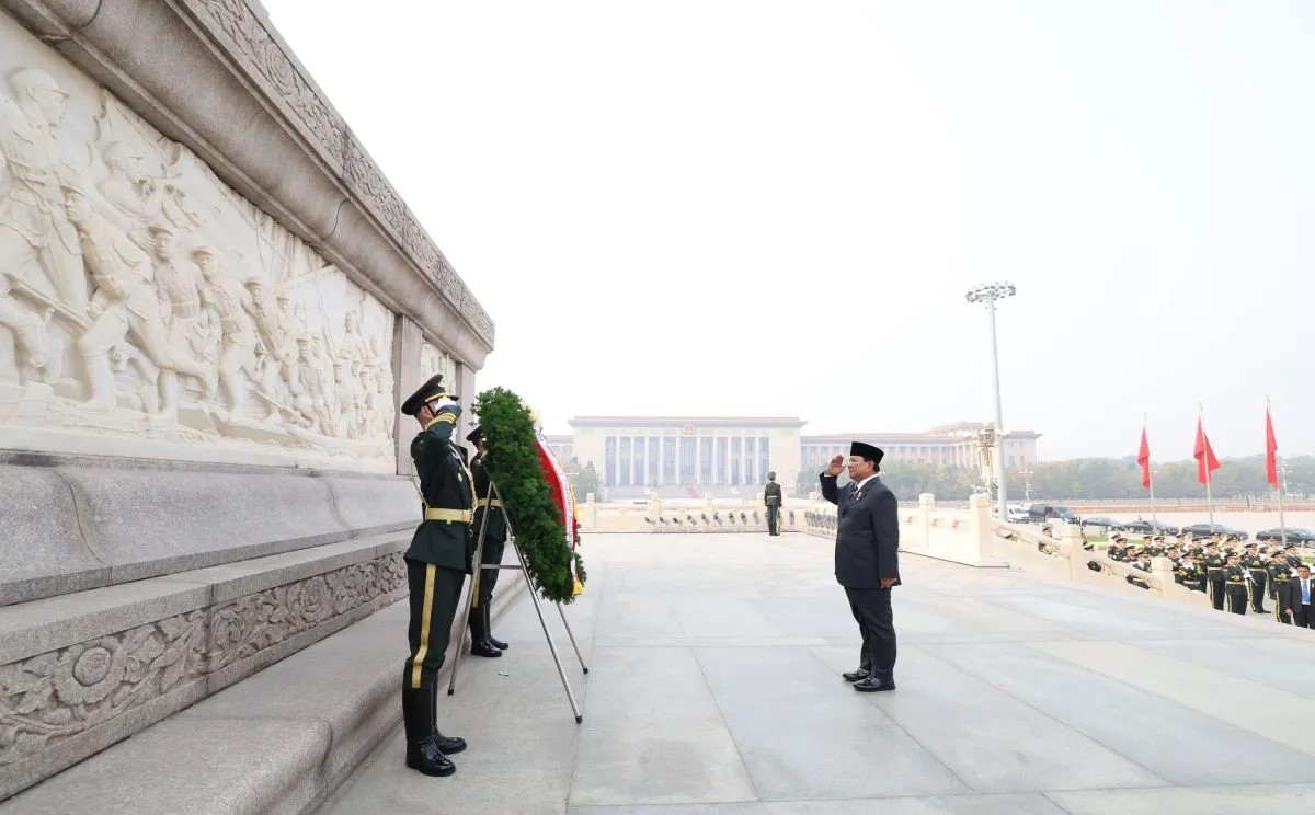 Prabowo letakkan bunga di Monumen Pahlawan Rakyat Beijing