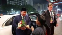 Prabowo disambut puluhan WNI di Brasil dan diberi buket bunga