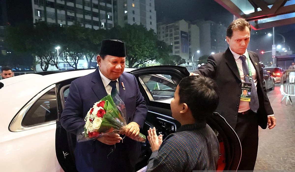 Prabowo disambut puluhan WNI di Brasil dan diberi buket bunga