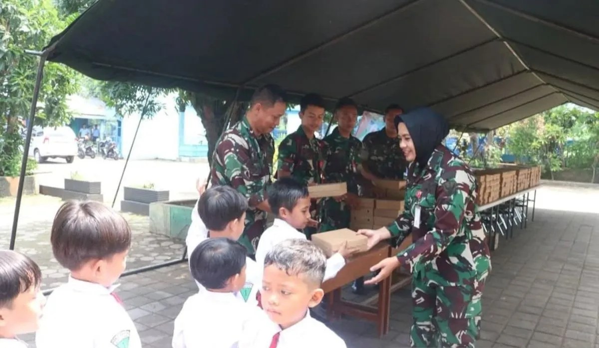 TNI AU uji coba makan bergizi gratis untuk siswa TK dan SD di Malang