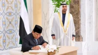 Presiden RI Prabowo Subianto menuliskan pesan untuk Persatuan Emirat Arab (PEA) yang disaksikan langsung oleh Presiden PEA Mohamed bin Zayed Al Nahyan (MBZ) dalam kunjungan di Abu Dhabi, PEA, Sabtu (23/11/2024)