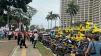 Pendukung ketiga paslon sudah hadir di lokasi debat ketiga Pilkada DKI