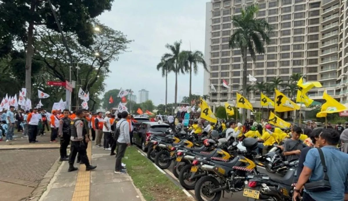 Pendukung ketiga paslon sudah hadir di lokasi debat ketiga Pilkada DKI