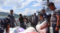 KRI Ahmad Yani-351 tiba di Flores Timur salurkan bantuan korban erupsi