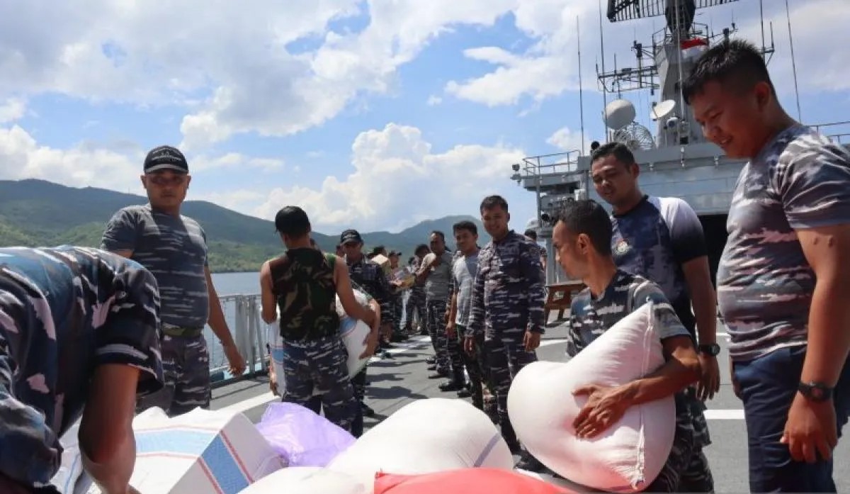 KRI Ahmad Yani-351 tiba di Flores Timur salurkan bantuan korban erupsi