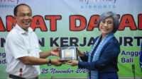 Ketua_Tim_Kunjungan_Kerja_Spesifik_BURT_DPR_RI__Indah_Kurnia__saat_bertukar_cenderamata_usai_pertemu20241126083041 Bandara Ngurah Rai Bali Tak Hanya Beri Layanan Paripurna Kedewanan, Tapi Juga Seluruh Penumpang