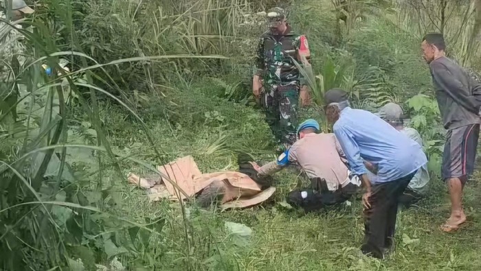 Polisi Periksa mayat pria di semak-semak Pamijahan Bogor
