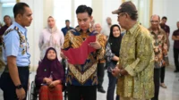 WhatsApp-Image-2024-11-19-at-16.15.20.jpeg Wapres serahkan bantuan kemasyarakatan dari aduan "Lapor Mas Wapres"